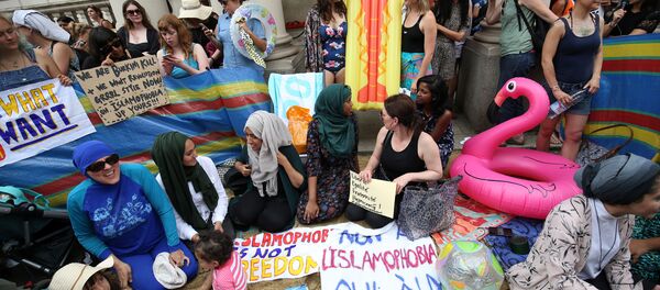 Protesters demonstrate against France's ban of the burkini, outside the French Embassy in London, Britain August 25, 2016. Protesters demonstrate against France's ban of the burkini, outside the French Embassy in London, Britain August 25, 2016. - Sputnik International