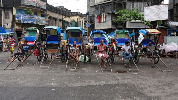 Hand-rickshaw pullers wait for customers along a roadside in Kolkata, India, August 22, 2016. - Sputnik International