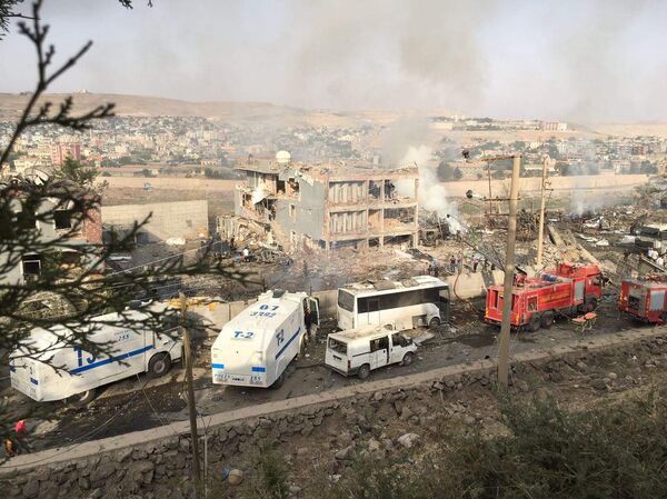 Turkish police and firefighters are parked near a damaged police headquarters in Cizre, southeastern Turkey - Sputnik International
