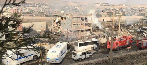 Turkish police and firefighters are parked near a damaged police headquarters in Cizre, southeastern Turkey - Sputnik International