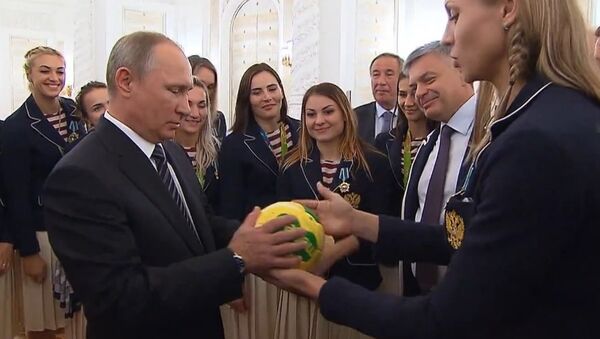 Putin Receives Special Gift from Women’s Handball Team - Sputnik International