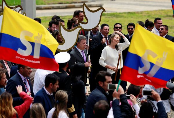 Colombia's President Juan Manuel Santos (L) and Colombian First Lady Maria Clemencia de Santos arrives at congress to present the FARC peace accord to the Colombian Congress in Bogota, Colombia, August 25, 2016. Colombia's President Juan Manuel Santos (L) and Colombian First Lady Maria Clemencia de Santos arrives at congress to present the FARC peace accord to the Colombian Congress in Bogota, Colombia, August 25, 2016. - Sputnik International