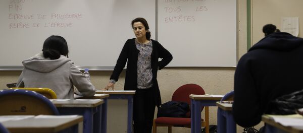A teacher monitors (C) as High school students at the Charlemagne High School (Lycee Charlemagne) in Paris - Sputnik International