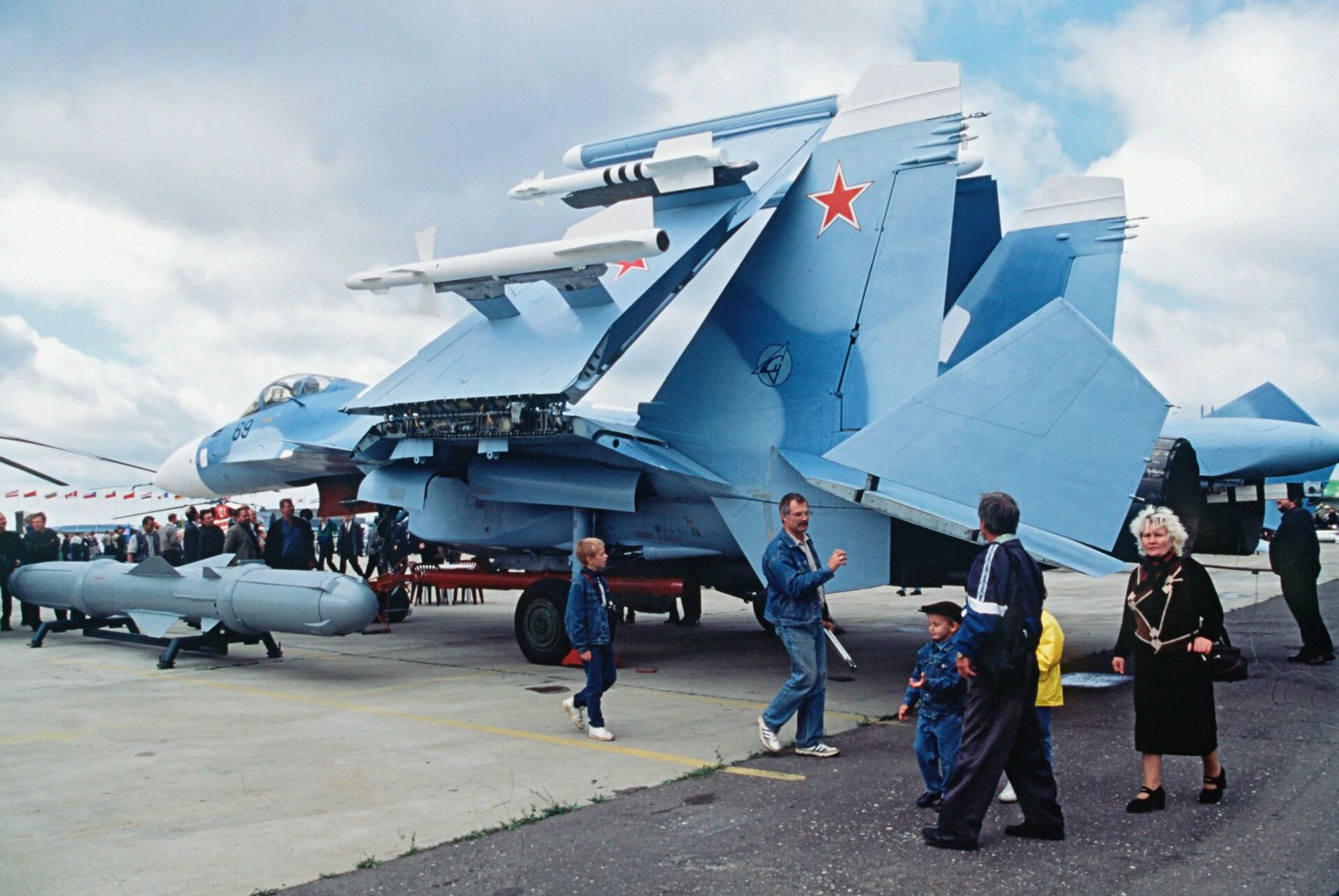 This Sukhoi Su-33 Flanker warplane was displayed at the fourth MAKS-1999 aerospace show in the town of Zhukovsky outside Moscow. (File) - Sputnik International, 1920, 19.12.2022