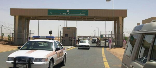 Police and civilian cars cross the new al-Wadia border outpost between Saudi Arabia and Yemen, east of the southern Saudi province of Najran - Sputnik International