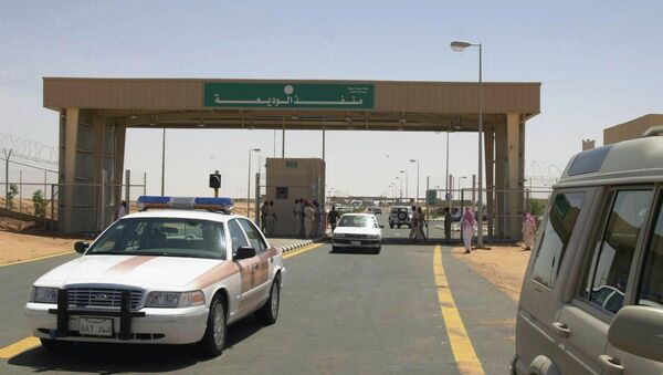 Police and civilian cars cross the new al-Wadia border outpost between Saudi Arabia and Yemen, east of the southern Saudi province of Najran - Sputnik International