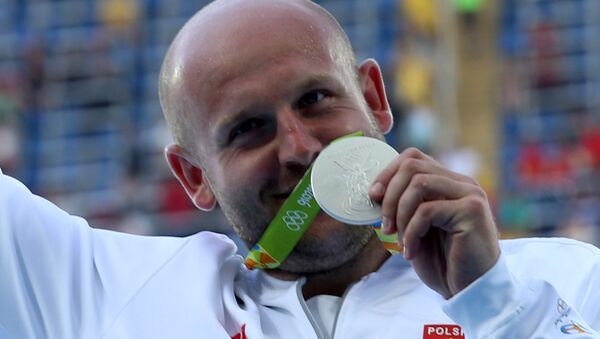 Piotr Malachowski (POL) of Poland poses with his silver medal. - Sputnik International