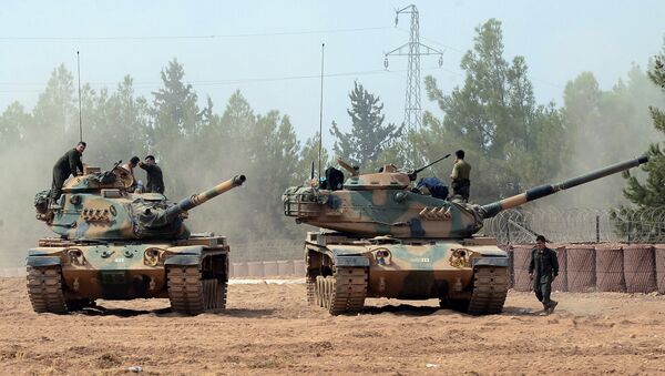 Turkish army tanks are stationed near the Syrian border in Karkamis, Turkey, Thursday, Aug. 25, 2016 - Sputnik International