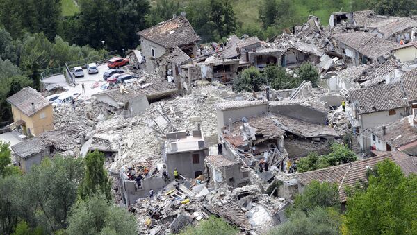 Rescuers search through debris of collapsed houses in Pescara del Tronto, Italy, Wednesday, Aug. 24, 2016 - Sputnik International