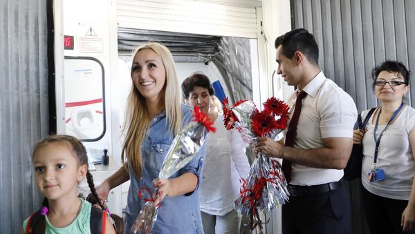 Turkish airport employees welcome Russian tourists after arriving on a charter flight on July 9, 2016 at an airport in Antalya - Sputnik International