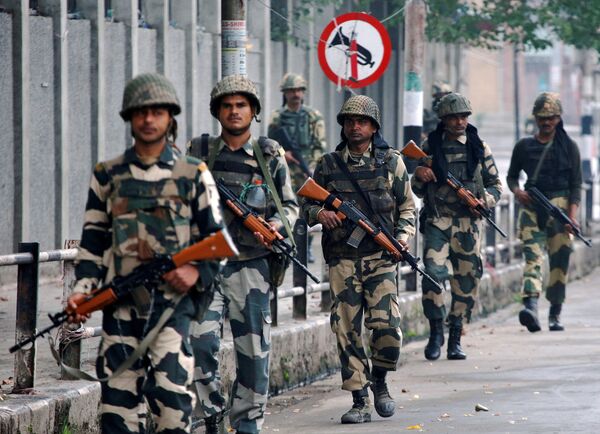 Indian Border Security Force (BSF) soldiers patrol a street in Srinagar as the city remains under curfew following weeks of violence in Kashmir August 27, 2016 Indian Border Security Force (BSF) soldiers patrol a street in Srinagar as the city remains under curfew following weeks of violence in Kashmir August 27, 2016 - Sputnik International