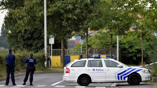 Belgian police officers secure a road near the Belgium's National Institute of Criminology after arsonists set fire to it in Brussels, Belgium August 29, 2016 - Sputnik International