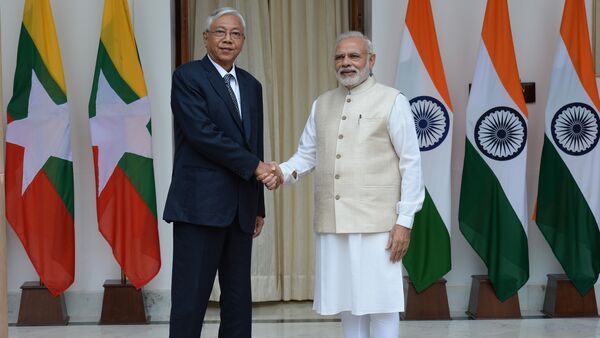 Inidan Prime Minister Narendra Modi (R) shakes hands with the President of the Republic of the Union of Myanmar U Htin Kyaw prior to a meeting in New Delhi on August 29, 2016 - Sputnik International