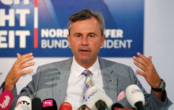 Austrian presidential candidate Norbert Hofer of the Freedom Party (FPOe) addresses a news conference ahead of a re-run of the run-off presidential election in Vienna, Austria August 29, 2016 - Sputnik International