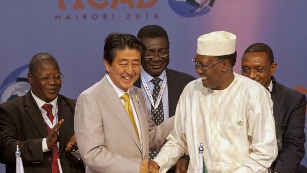Japanese Prime Minister Shinzo Abe, second left, shakes hands with Chad's President Idriss Deby Itno after a joint press conference on the closing session of TICAD, Kenya,Aug.28,2016 - Sputnik International