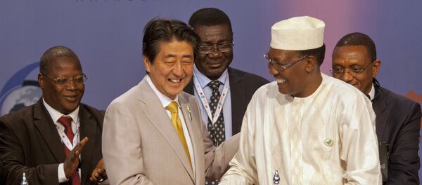 Japanese Prime Minister Shinzo Abe, second left, shakes hands with Chad's President Idriss Deby Itno after a joint press conference on the closing session of TICAD, Kenya,Aug.28,2016 - Sputnik International
