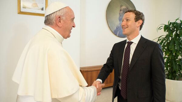 Pope Francis shakes hands with Facebook CEO Mark Zuckerberg during a meeting at the Vatican August 29, 2016 - Sputnik International