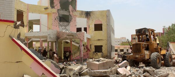 Yemenis, including soldiers, inspect the site of a suicide car bombing claimed by the Islamic State group on August 29, 2016 at an army recruitment centre in the southern Yemeni city of Aden Yemenis, including soldiers, inspect the site of a suicide car bombing claimed by the Islamic State group on August 29, 2016 at an army recruitment centre in the southern Yemeni city of Aden - Sputnik International