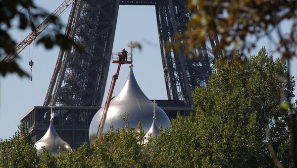 Men work on one of the five domes of the under construction Russian Orthodox Cathedral Sainte-Trinite at the Quai Branly, near the Eiffel Tower, on August 24, 2016 in Paris - Sputnik International