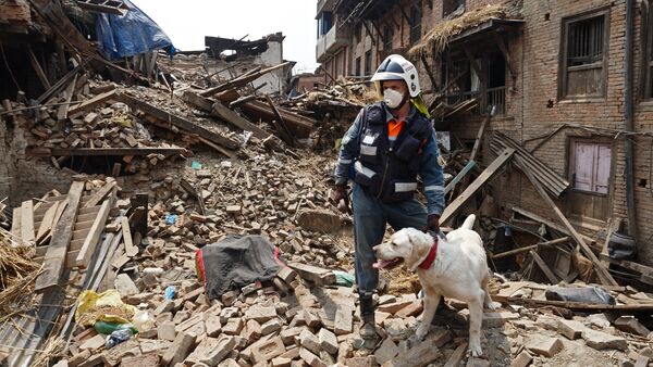 Russian Emergencies Ministry rescuers take part in relief efforts in Nepal - Sputnik International