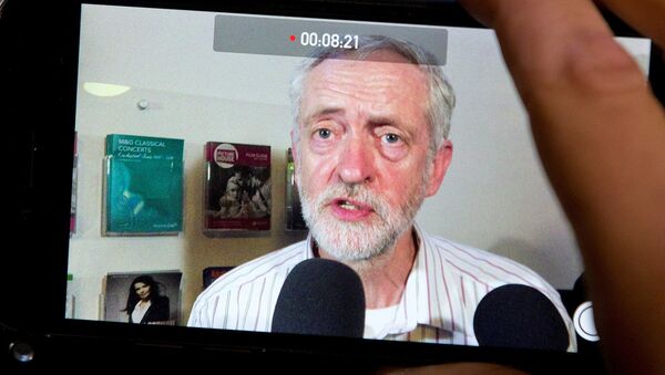 A journalist records British Labour Party leader Jeremy Corbyn on a mobile phone. - Sputnik International