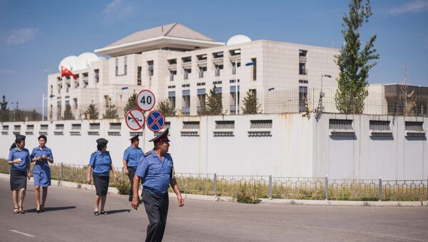 Bishkek, Kyrgyzstan. Law enforcement officers near the Chinese Embassy whose gate was rammed by a Mitsubishi Delica car loaded with explosives - Sputnik International