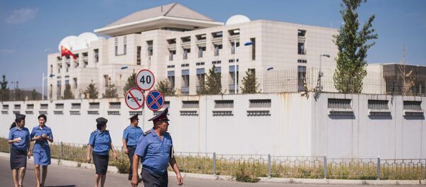 Bishkek, Kyrgyzstan. Law enforcement officers near the Chinese Embassy whose gate was rammed by a Mitsubishi Delica car loaded with explosives - Sputnik International