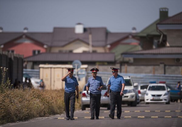 Bishkek, Kyrgyzstan. Law enforcement officers near the Chinese Embassy whose gate was rammed by a Mitsubishi Delica car loaded with explosives - Sputnik International