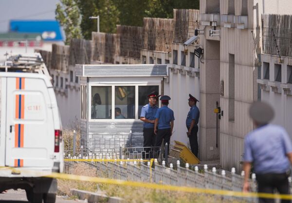 Bishkek, Kyrgyzstan. Law enforcement officers near the Chinese Embassy whose gate was rammed by a Mitsubishi Delica car loaded with explosives - Sputnik International