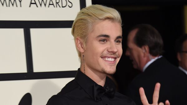 Singer-songwriter Justin Bieber (R) arrives on the red carpet for the 58th Annual Grammy music Awards in Los Angeles, 15 February 2016. - Sputnik International