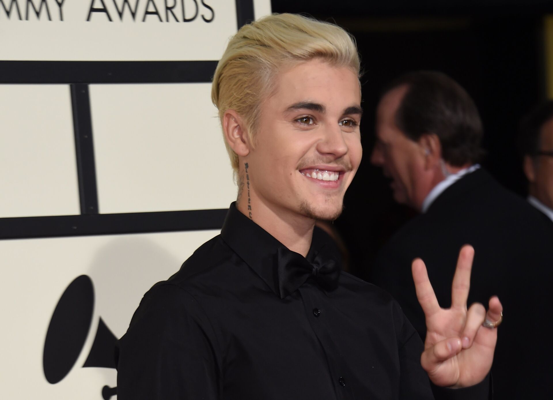 Singer-songwriter Justin Bieber (R) arrives on the red carpet for the 58th Annual Grammy music Awards in Los Angeles February 15, 2016. - Sputnik International, 1920, 15.03.2022