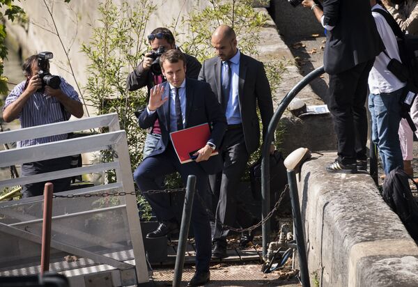 French economy minister, Emmanuel Macron (C) gestures as he prepares to return by boat to the Economy Ministry after tendering his resignation in Paris on August 30, 2016. French economy minister, Emmanuel Macron (C) gestures as he prepares to return by boat to the Economy Ministry after tendering his resignation in Paris on August 30, 2016. - Sputnik International