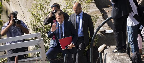 French economy minister, Emmanuel Macron (C) gestures as he prepares to return by boat to the Economy Ministry after tendering his resignation in Paris on August 30, 2016. - Sputnik International