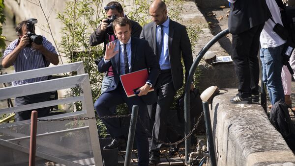 French economy minister, Emmanuel Macron (C) gestures as he prepares to return by boat to the Economy Ministry after tendering his resignation in Paris on August 30, 2016. - Sputnik International