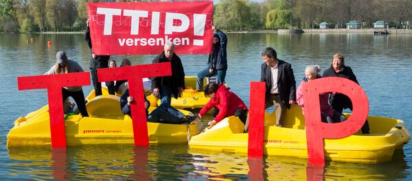 Anti-Trans-Atlantic Trade and Investment Partnership (TTIP) activists sink the lettering TTIP in the Maschsee in Hanover on April 21, 2016 ahead a meeting of leaders of Britain, France, Germany and Italy on April 25, 2016 Anti-Trans-Atlantic Trade and Investment Partnership (TTIP) activists sink the lettering TTIP in the Maschsee in Hanover on April 21, 2016 ahead a meeting of leaders of Britain, France, Germany and Italy on April 25, 2016 - Sputnik International