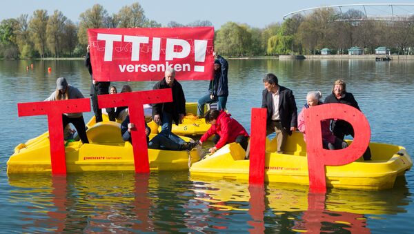 Anti-Trans-Atlantic Trade and Investment Partnership (TTIP) activists sink the lettering TTIP in the Maschsee in Hanover on April 21, 2016 ahead a meeting of leaders of Britain, France, Germany and Italy on April 25, 2016 - Sputnik International