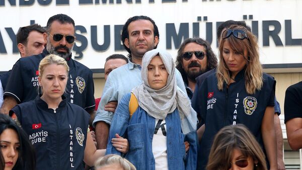 Police escort journalists to court, in Istanbul, Friday, July 29, 2016 - Sputnik International