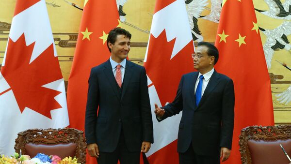 Chinese Premier Li Keqiang (R) and Canadian Premier Justin Trudeau (L) talk as they attend the ceremony of sign agreement documents after a meeting at the Great Hall of the People in Beijing, China, 31 August 2016 - Sputnik International
