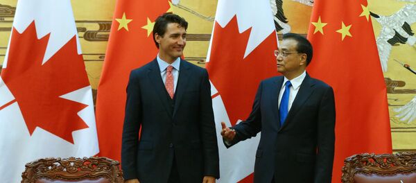 Chinese Premier Li Keqiang (R) and Canadian Premier Justin Trudeau (L) talk as they attend the ceremony of sign agreement documents after a meeting at the Great Hall of the People in Beijing, China, 31 August 2016 - Sputnik International
