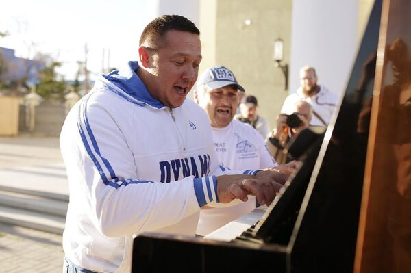 Strongman Elbrus Nigmatullin (right) and Mikhail Koklyaev Strongman Elbrus Nigmatullin (right) and Mikhail Koklyaev - Sputnik International