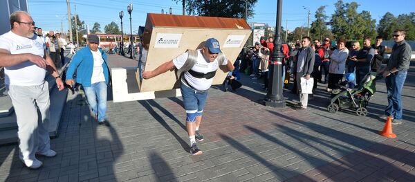 Strongman Elbrus Nigmatullin carries a 280-kilogram piano for 100 meters to mark the 280th anniversary of Chelyabinsk Strongman Elbrus Nigmatullin carries a 280-kilogram piano for 100 meters to mark the 280th anniversary of Chelyabinsk - Sputnik International