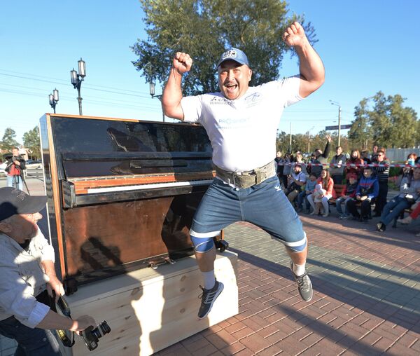Strongman Elbrus Nigmatullin pictured after carrying a 280-kilogram piano for 100 meters to mark the 280th anniversary of Chelyabinsk Strongman Elbrus Nigmatullin pictured after carrying a 280-kilogram piano for 100 meters to mark the 280th anniversary of Chelyabinsk - Sputnik International