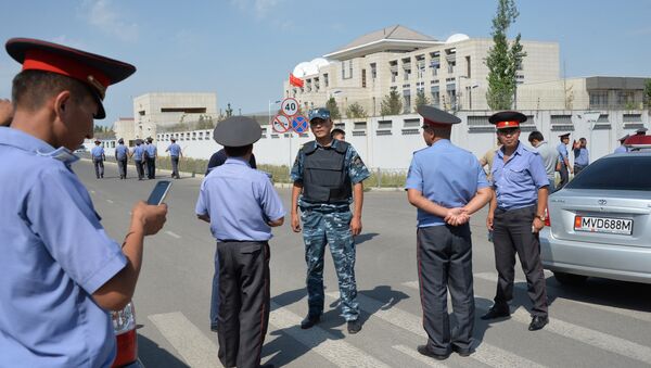 Kyrgyz police officers gather outside the Chinese embassy in Bishkek on August 30, 2016 - Sputnik International