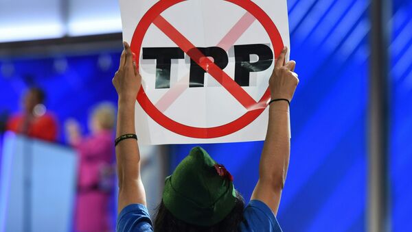 A delegate hoists and anti-TPP sign on Day 1 of the Democratic National Convention at the Wells Fargo Center in Philadelphia, Pennsylvania, July 25, 2016 - Sputnik International