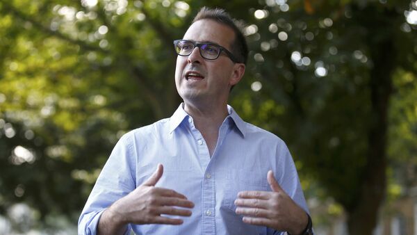 Labour Party leadership contender Owen Smith addresses a group of young Labour supporters during a picnic party in a park in London, Britain August 7, 2016 - Sputnik International