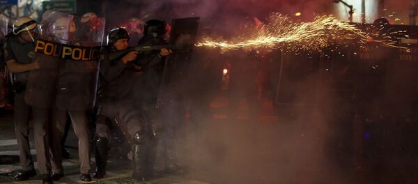 Riot police clash with supporters of Dilma Rousseff as they protest against new Brazilian President Michel Temer at the Paulista Avenue, in Sao Paulo, Brazil on August 31, 2016. Riot police clash with supporters of Dilma Rousseff as they protest against new Brazilian President Michel Temer at the Paulista Avenue, in Sao Paulo, Brazil on August 31, 2016. - Sputnik International