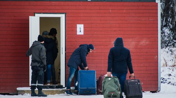 Refugees are welcomed upon arrival at the Norwegian border crossing station at Storskog after crossing the border from Russia near Kirkenes. - Sputnik International