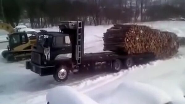 Truck Driver Unloading Logs LIKE A BOSS - Sputnik International