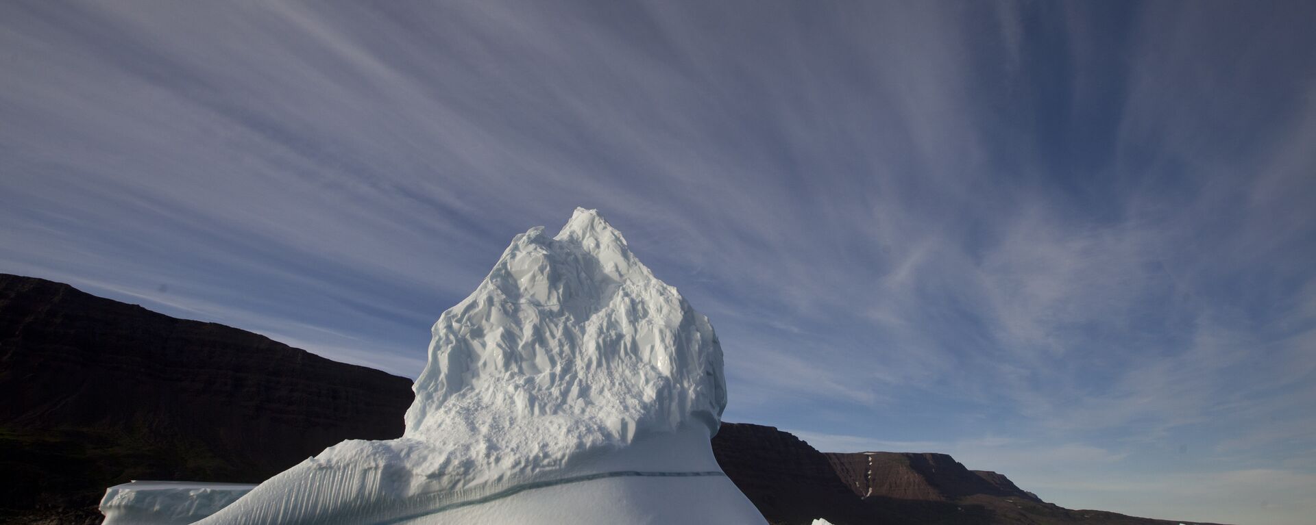 Iceberg floats in the sea near Qeqertarsuaq, Disko Island, Greenland - Sputnik International, 1920, 09.09.2022