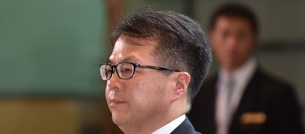 Newly appointed Japanese Economy, Trade and Industry Minister Hiroshige Seko enters Prime Minister Shinzo Abe's official residence in Tokyo - Sputnik International